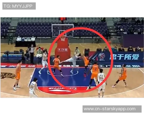 弗里曼防守丹尼斯三分时垫脚被判定为一级恶意犯规引发争议 弗里曼防守丹尼斯三分时垫脚被判定为一级恶意犯规引发争议