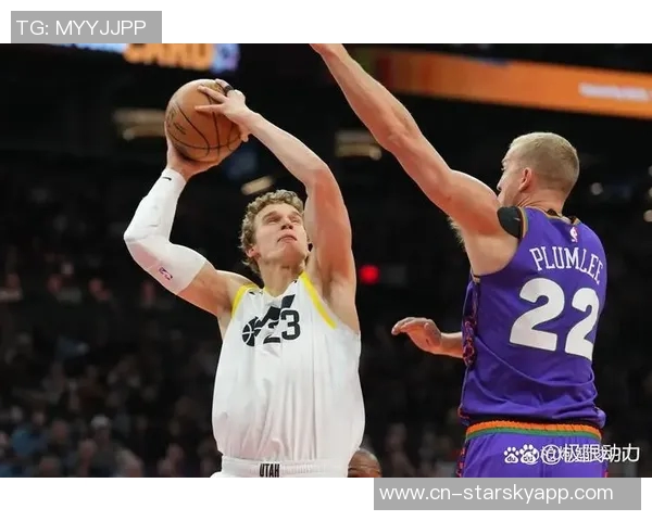 布克第三节发力砍下12分助队逆转全场贡献18分5助攻5抢断表现抢眼