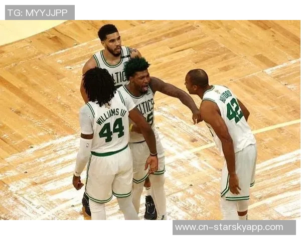 绿军记者惊叹湖勇对决中斯玛特与霍福德的奇妙对抗场景