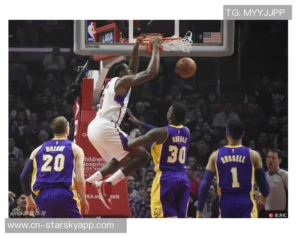 文班在队内训练中化身怪物持球一条龙突破抗飞防守完成双手暴扣 文班在队内训练中化身怪物持球一条龙突破抗飞防守完成双手暴扣